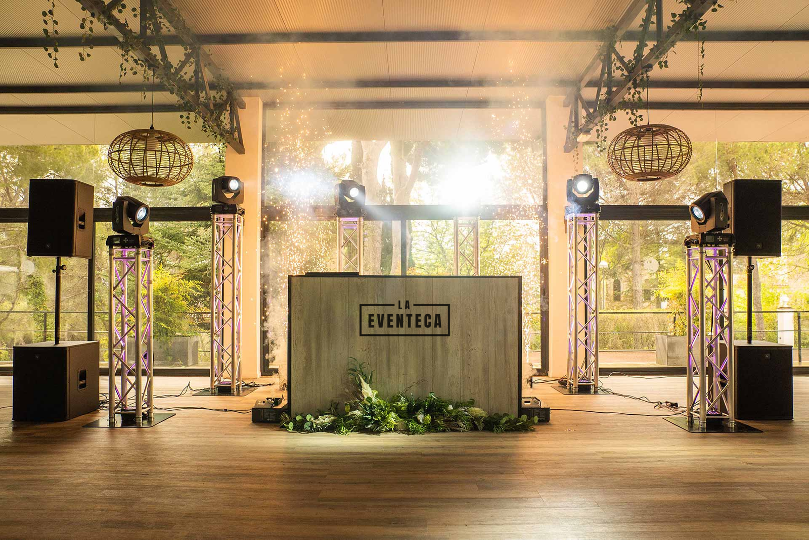 boda-montaje-vigo Montaje de boda en Vigo con iluminación ambiental, sonido profesional y DJ en vivo, creando una atmósfera mágica para los novios e invitados.