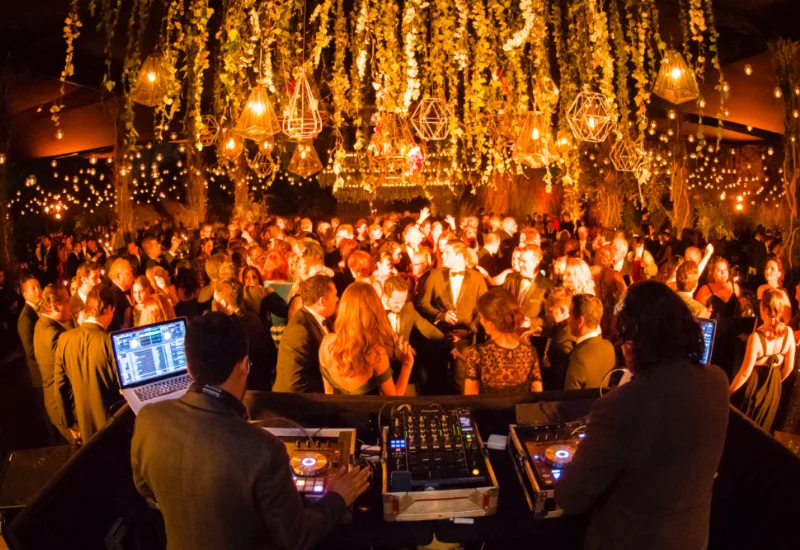 Bodas íntimas en Vigo: Cómo personalizar la música y el sonido para tu celebración pequeña