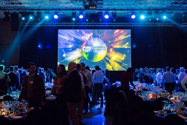 evento-empresa-vigo Montaje de discomóvil con DJ profesional, sonido de alta calidad e iluminación LED para evento corporativo en Vigo.