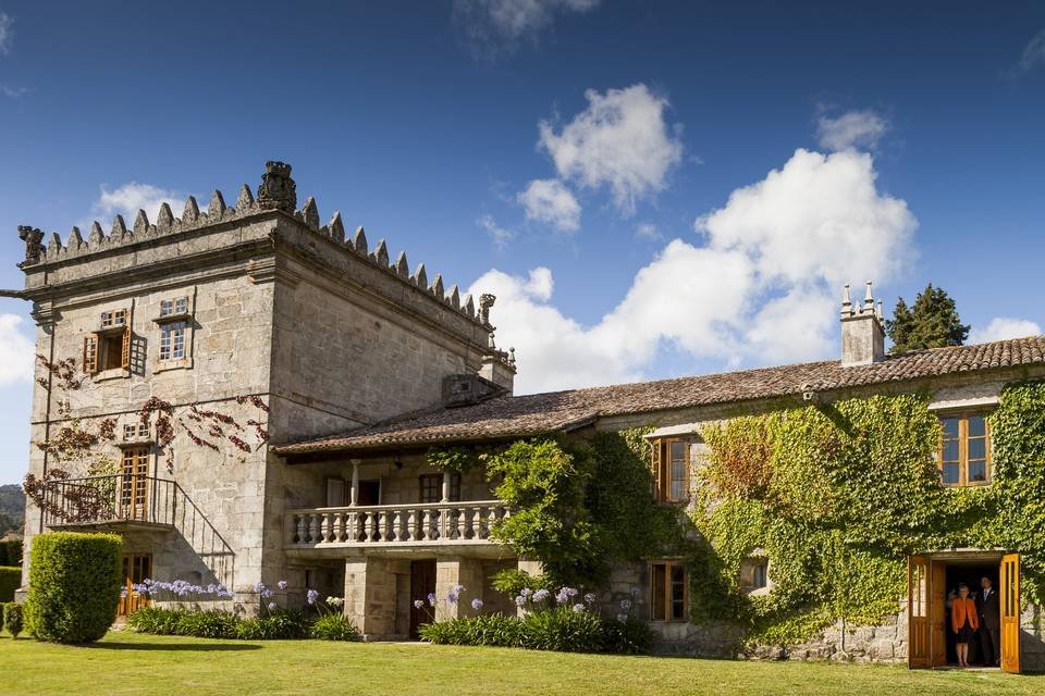 Vista del jardín principal del Pazo da Touza durante una boda civil al atardecer en Galicia