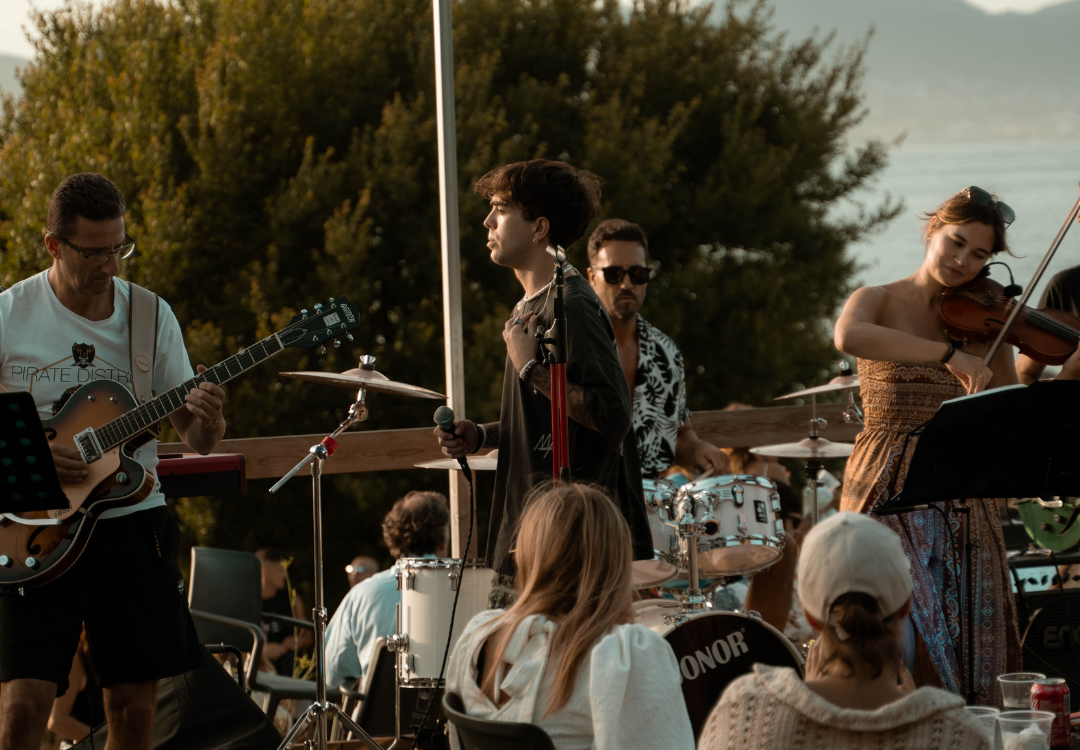 cantante en vigo y alrededores versiones Actuación de cantante profesional en local de Vigo