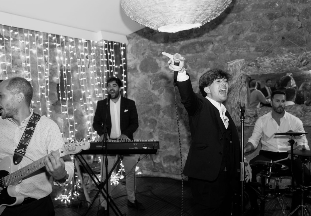 cantante en vigo Cantante Fran Lorens actuando en evento privado en Vigo